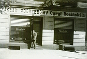 Cyryl Rosiński przed firmą